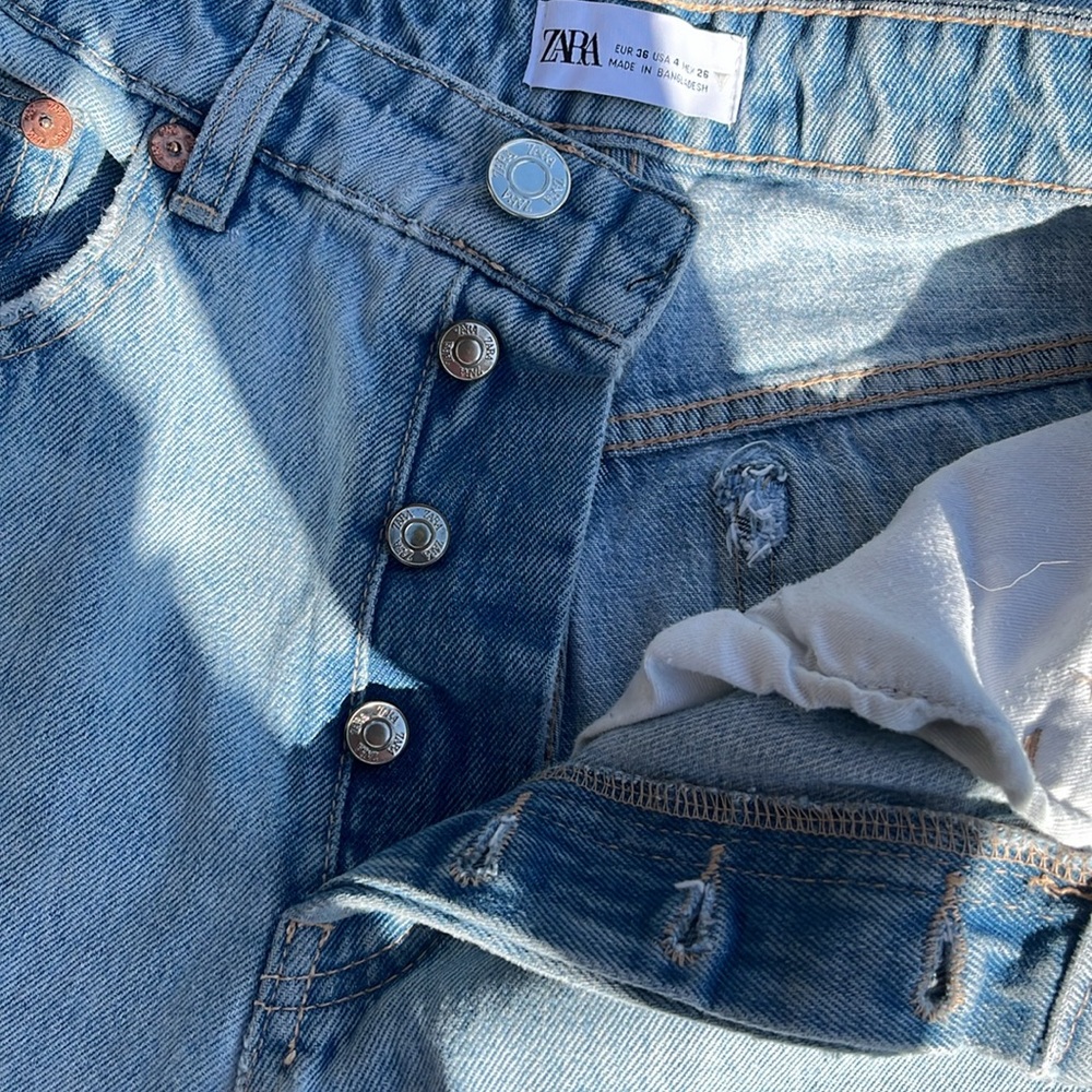 Zara button fly distressed blue Jeans
size 4 - Picture 5 of 7